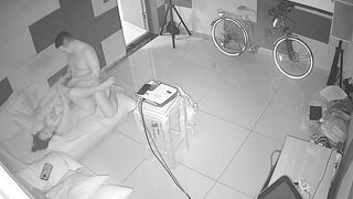 黑客破解网络摄像头监控偷拍养生馆理疗体验房间胖哥抱起女理疗师到沙发的贵妃躺上干炮