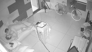 黑客破解网络摄像头监控偷拍养生馆理疗体验房间胖哥抱起女理疗师到沙发的贵妃躺上干炮