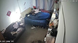 《破解家庭网络摄像头》监控偷拍爸爸和妈妈在操逼孩子在一旁淡定玩手机