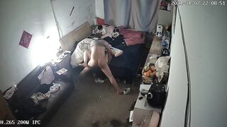 《破解家庭网络摄像头》监控偷拍爸爸和妈妈在操逼孩子在一旁淡定玩手机