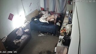 《破解家庭网络摄像头》监控偷拍爸爸和妈妈在操逼孩子在一旁淡定玩手机