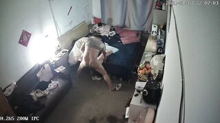 《破解家庭网络摄像头》监控偷拍爸爸和妈妈在操逼孩子在一旁淡定玩手机