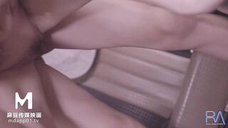 【极乐观光车】导游鲸吞女游客 观光车疯狂猛干 白嫩巨乳女游客的高潮体验地点竟在众多游客面前 高清720P原版首发