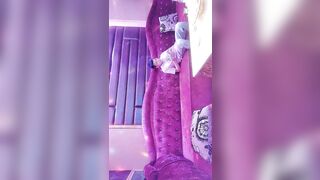 【歌厅探花陈先生】，商K达人，设备清晰度升级，苗条漂亮小姐姐合唱几曲，脱光沙发干，淫水不少擦好久