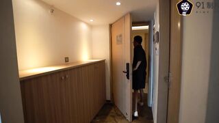 【超推荐❤️会尊享】最新果冻传媒AV剧情新作-下海女教师 因欠房租被室友爆操内射 小逼被操翻 高清720P原版首发