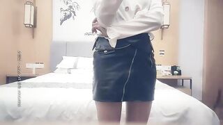 赵总丶寻花黑色皮短裙外围妹子，逼毛修发型镜头前口交舔弄，双腿肩上扛猛操太厉害了妹子被操受不了