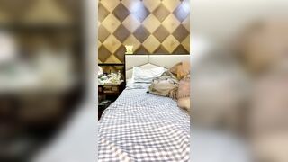 超大G奶妹子性感吊带情趣装，掏出大奶子揉捏晃动舔奶头，翘起大屁股扭动自摸肥逼，翘起双腿掰穴特写诱人