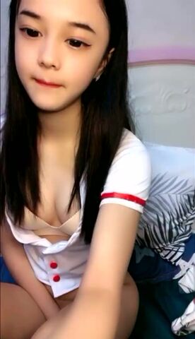 18清纯可爱萌妹子娇小身材坚挺小奶，情趣装自摸逼逼毛毛浓密，掰穴近距离特写摩擦阴蒂，揉捏奶子非常诱人