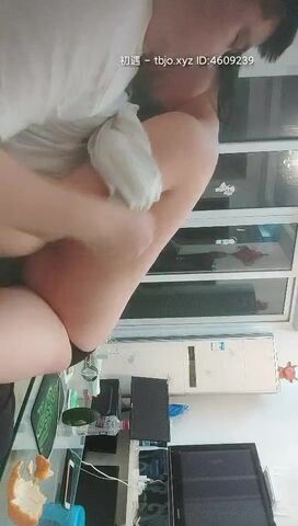 【探花老王】，良家小少妇今夜独守空房，深夜赴小区偷情，沙发床上浴室一直战斗不停，真实紧张刺激好精彩