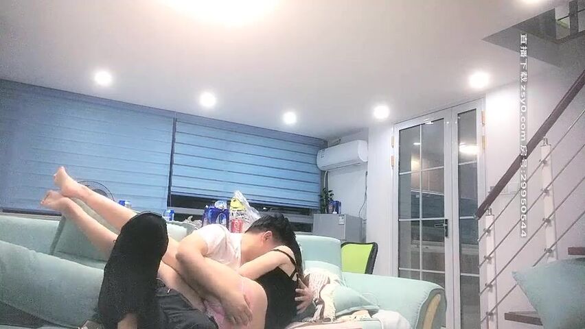 口味有点屌的《山鸡探花》约炮30多岁的饥渴良家少妇在家里客厅沙发上激情啪啪