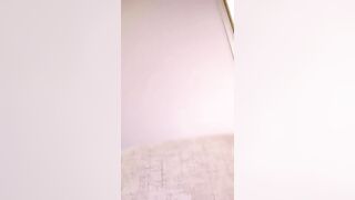 红唇性感肥逼妹子撩起裙子跳蛋自慰，脱下内裤揉搓逼逼，毛毛浓密近距离特写，跳蛋摩擦塞入没几下流出水来