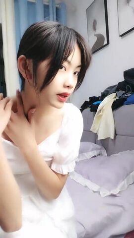 马尾辫苗条妹子居家和炮友啪啪，隔着内裤摸逼口交舔屌，硬了骑上来JB整根插入，翘起双腿大力抽插猛操