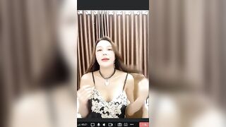 【麻花免费视频】3月9日凌晨平台斗鱼某女神主播深夜点陪玩小姐姐接私活情趣热舞 土豪VIP一对一双视角 黑丝睡裙极致舞骚弄姿 超漂亮 (2)