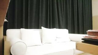 【麻花免费视频】91沈先森嫖娼大师带你找外围，极品一线天美鲍女神，抬起双腿特写美穴清晰可见，深喉大屌抬腿侧入猛操