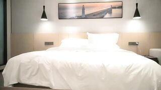 【麻花免费视频】小宝寻花大神探花高素质外围妹，苗条身材长腿妹子，蹲着口交舔屌抬腿抽插，上位骑乘后入大力撞击