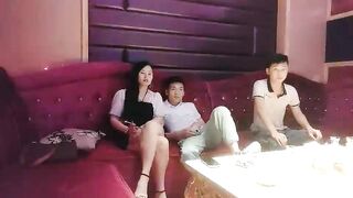 【麻花免费视频】歌厅探花专攻KTV小姐姐，深夜场叫了两个妹子一人一个4P，沙发上翘起屁股后入撞击，抬起双腿猛操晃动大奶子