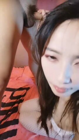 长相文静大长腿颜值美女连体白色网袜啪啪，上位骑乘打桩机快速抽插，翘起屁股后入一下下撞击，对着镜头表情清晰可见