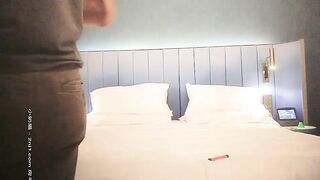 【麻花免费视频】91沈先生探花约了两个萌妹子玩双飞，一起舔弄上位骑乘轮流操搞完双飞留一个继续操