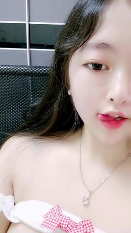 【麻花免费视频】97年童颜卡哇伊红唇新人萌妹露逼诱惑，拨开内裤掰开嫩穴特写，非常粉嫩脱下内裤揉搓奶子，呻吟娇喘好听很是诱人