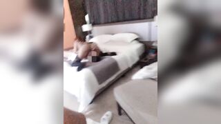 【麻花免费视频】【最强绿帽淫妻】最新推特绿帽达人玩操性爱升级 找两个猛男3P极品骚浪黑丝老婆 自己边录边撸  高清720P原版无水印