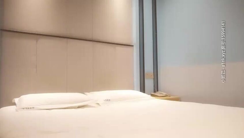 【麻花免费视频】大吊寻欢夜新晋探花老哥，约了个少妇乳推舔屌，侧入后入抽插猛操，搞完说屌大很喜欢