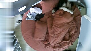 【麻花免费视频】情趣酒店红色大圆床上帝视角偷拍晚上加完班和女同事开房貌似套子不合适都掉到逼里了