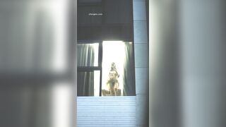 【麻花免费视频】【网曝门事件】❤繁华都市惊现窗边裸炮❤豪放情侣二楼落地窗前全裸震撼裸炮 极品女友抱起来操 太震撼 高清1080P原版