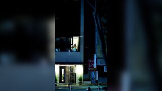 【麻花免费视频】【网曝门事件】❤繁华都市惊现窗边裸炮❤豪放情侣二楼落地窗前全裸震撼裸炮 极品女友抱起来操 太震撼 高清1080P原版