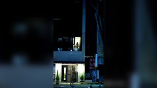 【麻花免费视频】【网曝门事件】❤繁华都市惊现窗边裸炮❤豪放情侣二楼落地窗前全裸震撼裸炮 极品女友抱起来操 太震撼 高清1080P原版