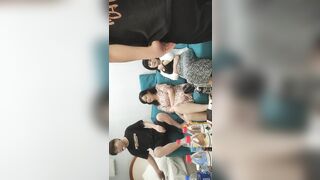 【麻花免费视频】专找丶阿姨玩两小伙找双熟女4P激情，一人一个同时舔屌，转战到床上骑乘抽插，上下套弄自己动揉穴
