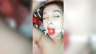 【麻花免费视频】偷情嫂子之哥哥的爱人全程露脸绑起来玩弄，带上口球极尽风骚，揉着奶子草着逼口交大鸡巴，淫乱的呻吟刺激