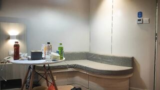 源码高清录制《专找老阿姨》深夜约了个生意不错的灰发小妹上门服务警惕性很高差点被她发现偷拍