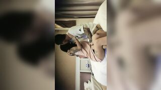 【麻花免费视频】素人丶打野原千人斩背带裤萌妹操哭哇哇叫，花臂纹身让妹子自己自慰，侧入猛操太大妹子受不了，后入大力撞击