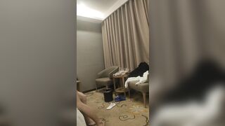 【麻花免费视频】熟女玩操大屌被小哥抱起狂插内射