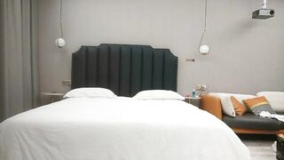 【麻花免费视频】无情的屌小妹妹扒掉内裤猛扣逼后入 01