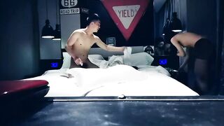 【麻花免费视频】大屌男约操极品00年极品可爱御妹完美口交上位02