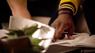 【麻花免费视频】为饥渴的大学生准备的第一只黑色大公鸡