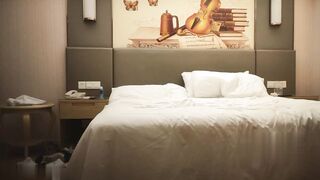 【麻花免费视频】大屌生无可恋重金约外围22岁高颜值黑丝美腿