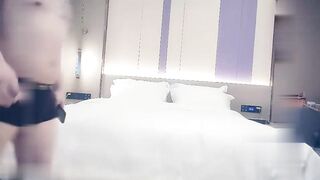 【麻花免费视频】尼古拉斯赵总探花舔奶掰穴镜头前口交抬腿侧入