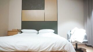 【麻花免费视频】开发探索》坐在身上揉捏奶子屁股磨蹭有点骚