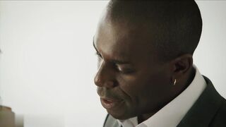 【麻花免费视频】性感的房地产经纪人上门为客户提供服务