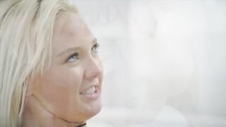 【麻花免费视频】性感的金发女郎和情人在沙发上做爱