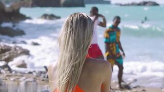 【麻花免费视频】性感金发女郎在户外为两名伴侣提供完美的服务