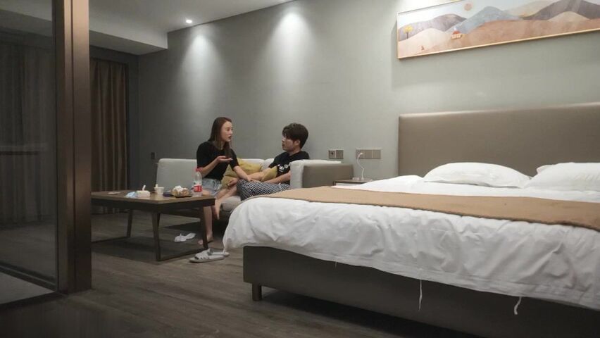 【麻花免费视频】日久深情小伙酒店操外围齐逼短裤美腿吸吮舔屌