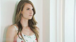 【麻花免费视频】淫荡金发学生妹勾引已婚大黑屌来操她