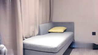 【麻花免费视频】牛仔裤妹子在沙发啪啪口交上位骑坐后入抽插