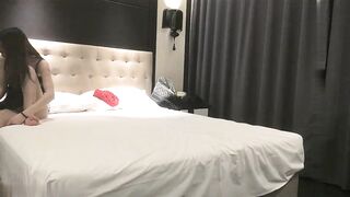 【麻花免费视频】约了个苗条妹子啪啪穿上情趣透视装口交后入