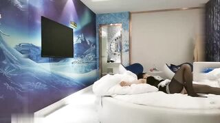 【麻花免费视频】约黑丝少妇啪啪穿上情趣装女仆装口交抽插