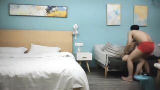 【麻花免费视频】锤子探花文静甜美少女埋头舔骑乘爆操持续输出