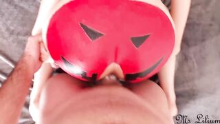 【麻花免费视频】万圣节时我把我的鸡巴放在女孩的嘴里快速打桩